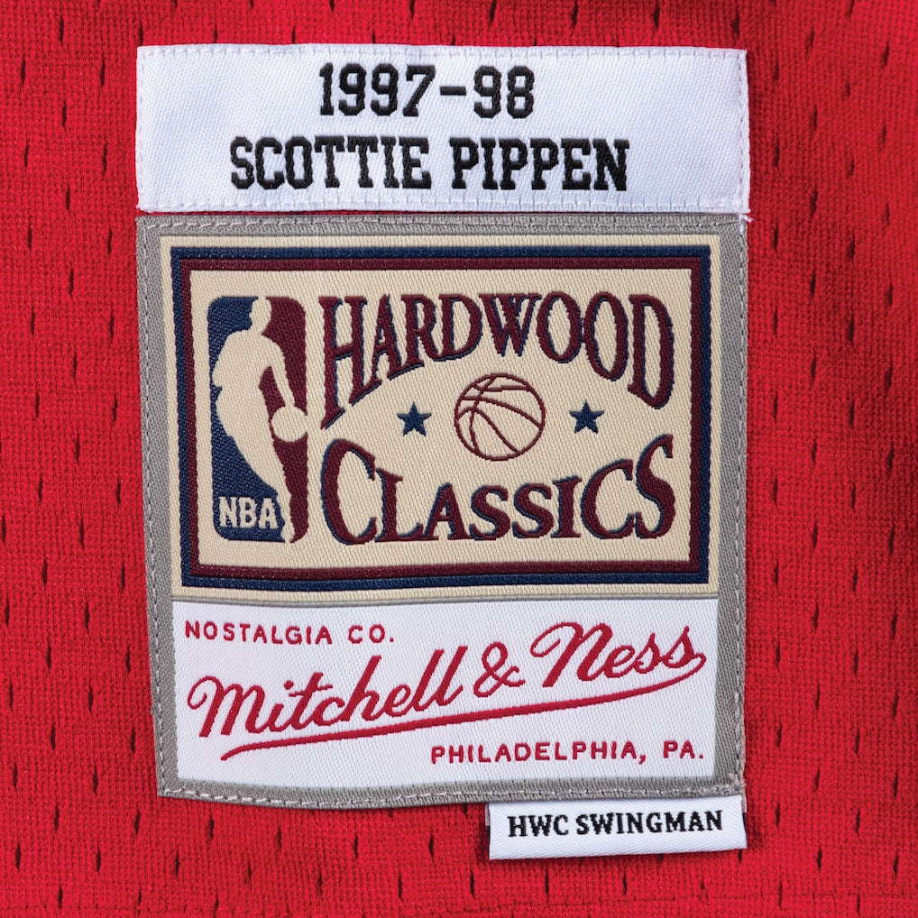 Mens Chicago Bulls Scottie Pippen Mitchell & Ness Red 1997-98 Hardwood Classics Swingman Jersey